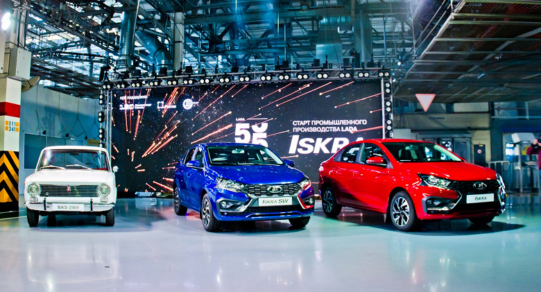 АвтоВАЗ заявил, что в первый день производства Lada Iskra собрано втрое больше машин, чем сообщалось ранее, но до промышленных масштабов пока далеко